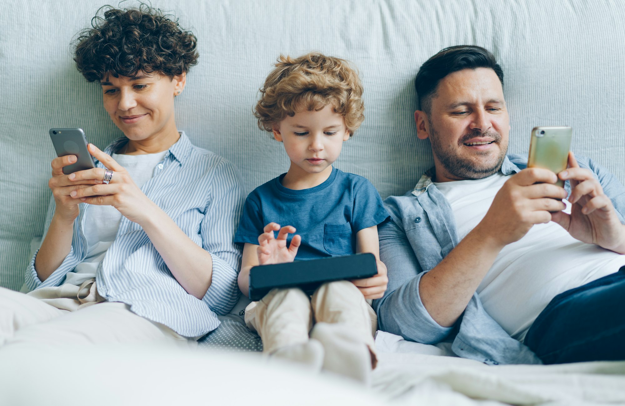 Familia disfrutando internet en casa